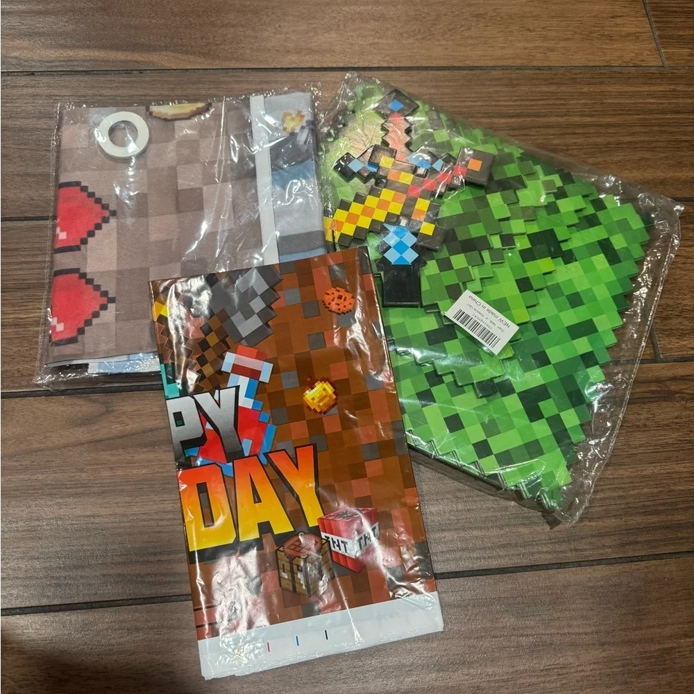 MINECRAFT Pixelated Birthday Party Supplies Set